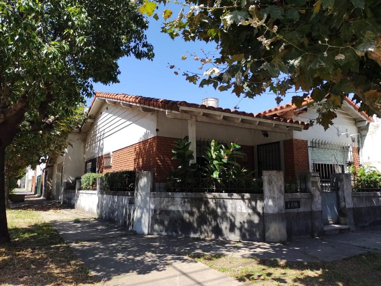 #4305574 | Sale | House | Bernal (Gustavo Santos Negocios Inmobiliarios)