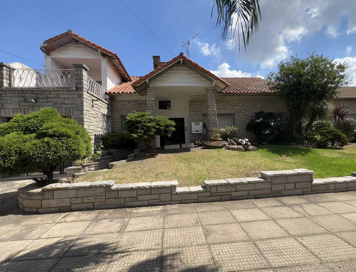 #3884170 | Sale | House | Castelar Norte (EDUARDO J. CARFI Propiedades)