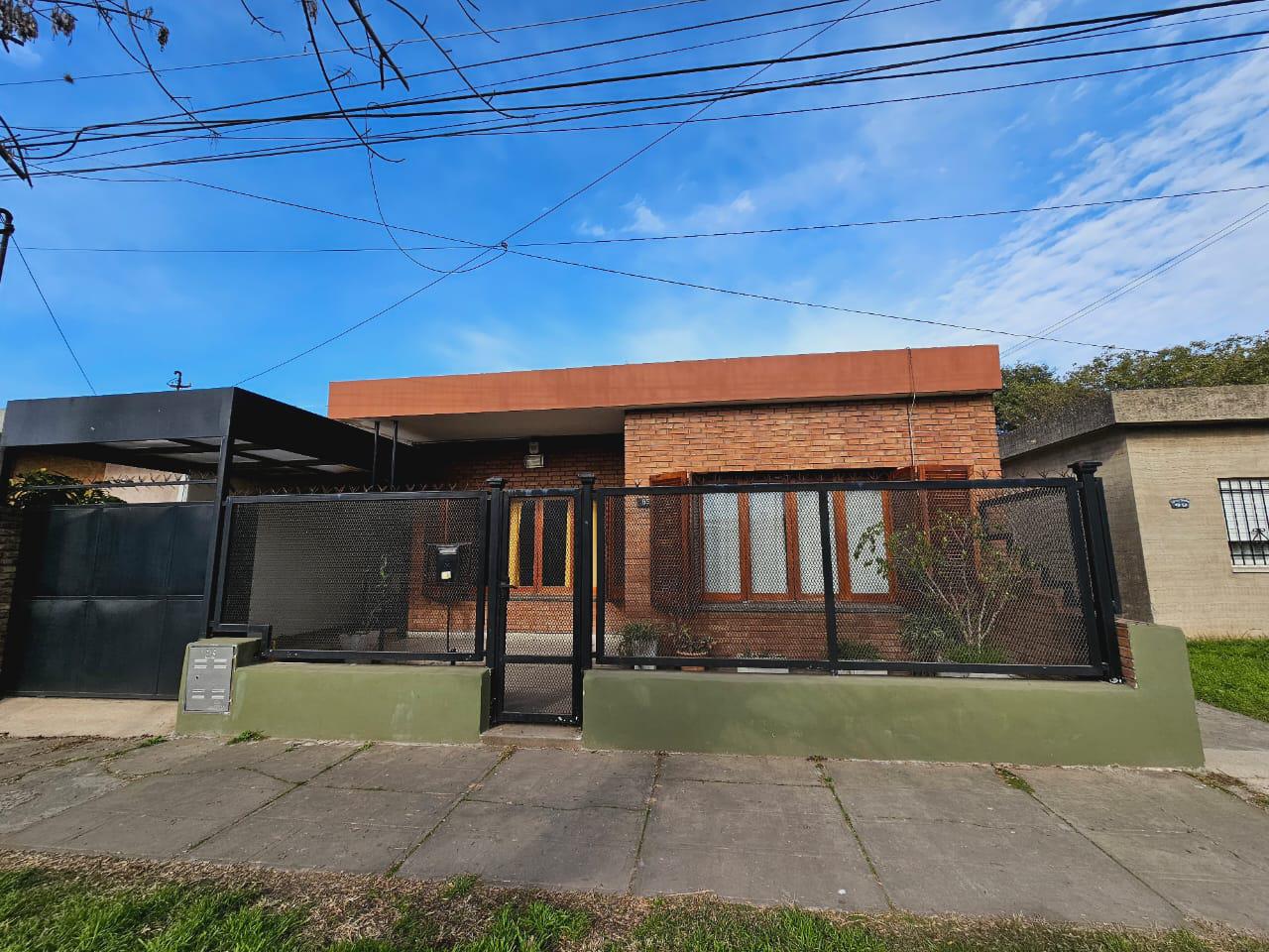 #4295628 | Venta | Casa | Fray Luis Beltran (Diego Vacis Propiedades)