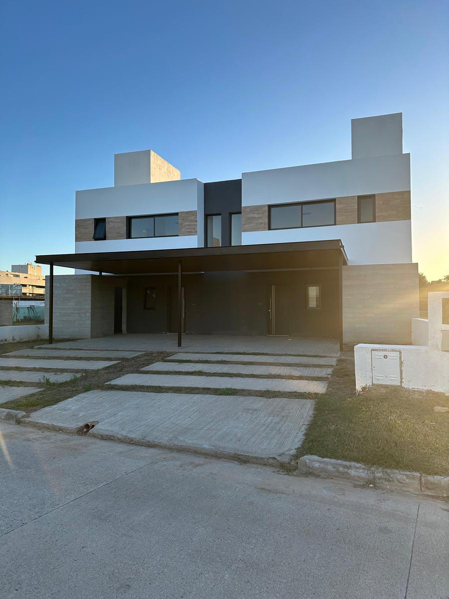 #5035976 | Venta | Casa | Altos de Manantiales (RUÉ Negocios Inmobiliarios)