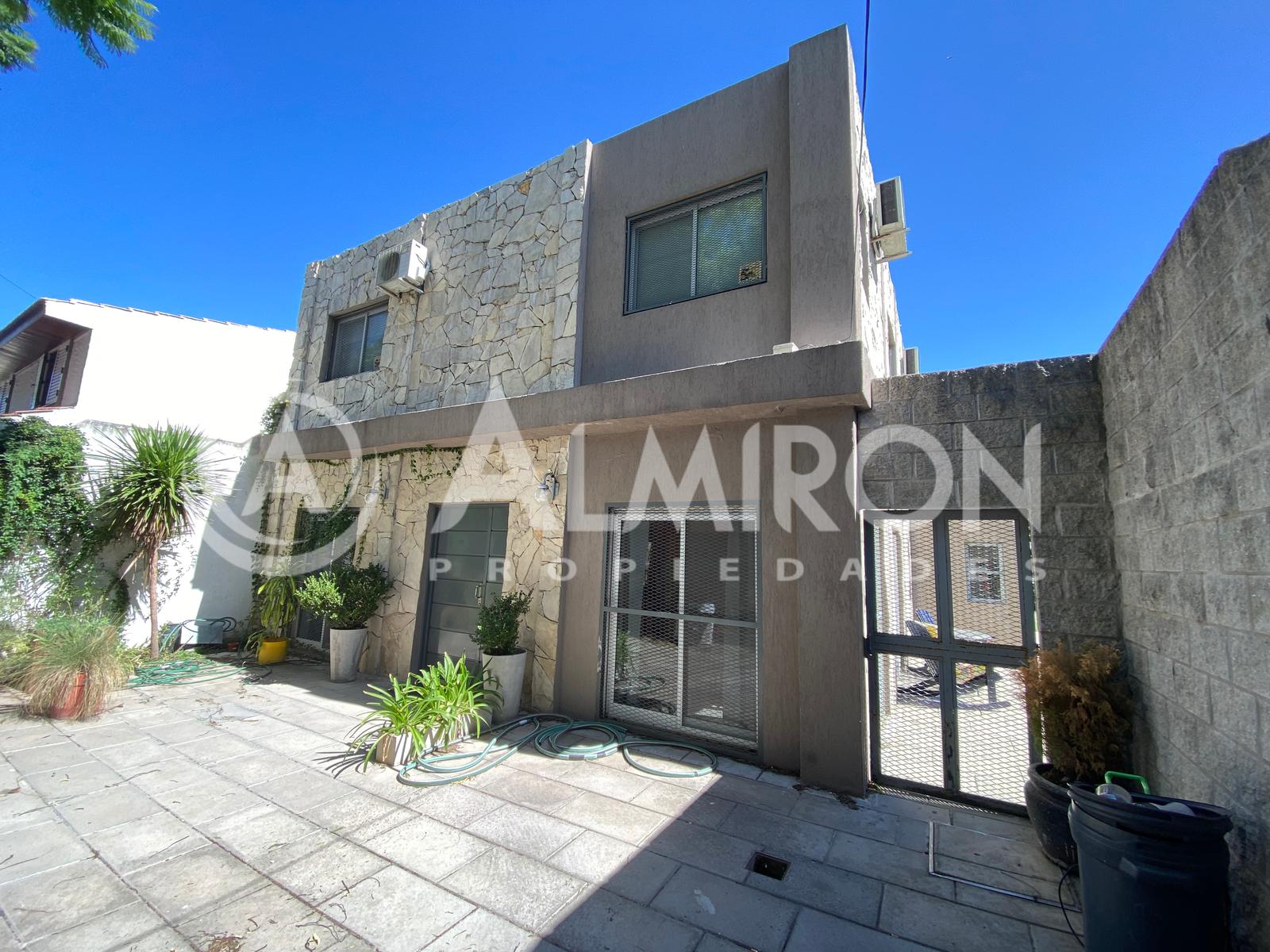 #4962596 | Sale | House | Luis Guillon (Javier Almiron Propiedades)