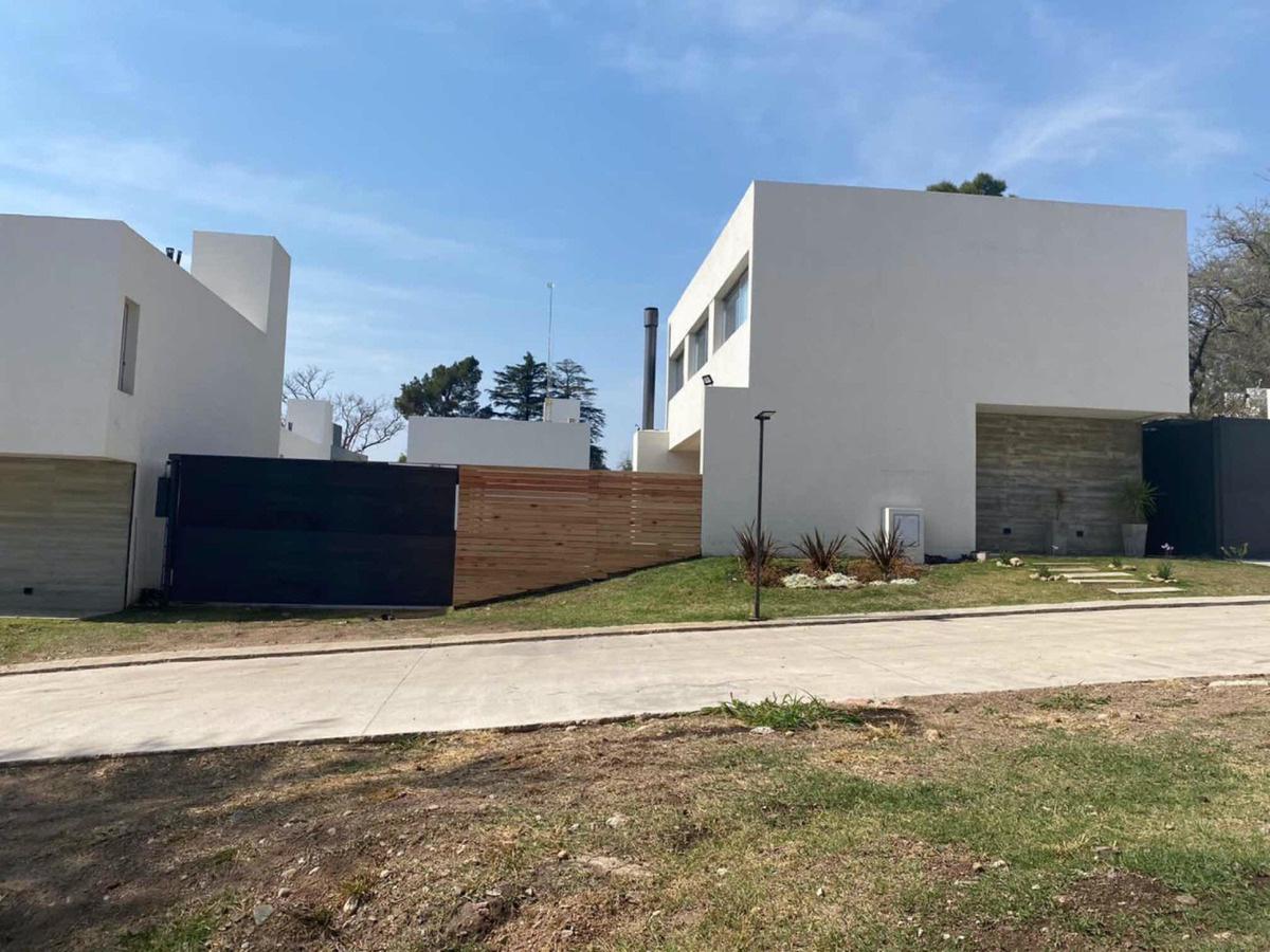 #5461310 | Venta | Casa | La Carolina (RUÉ Negocios Inmobiliarios)