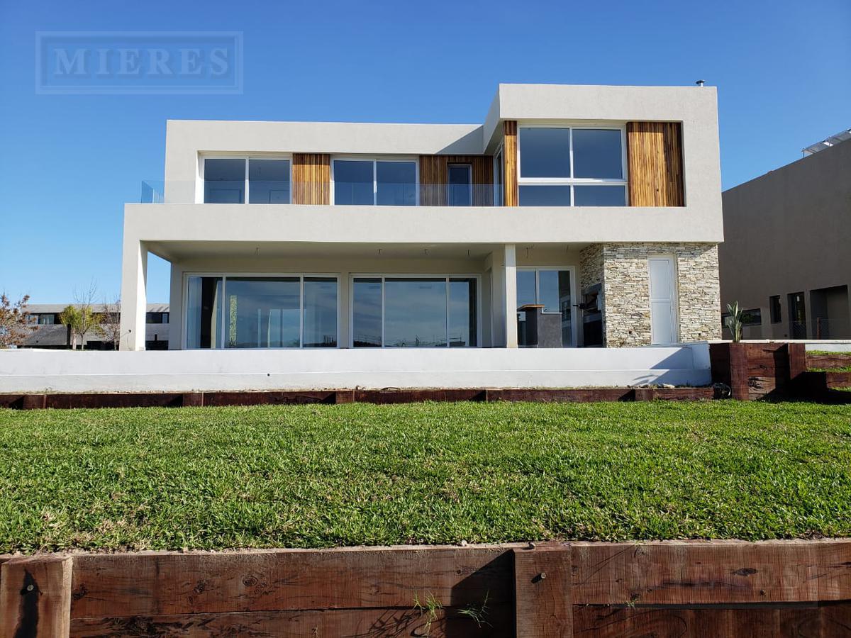 #4848745 | Sale | House | El Yacht (Mieres Propiedades)