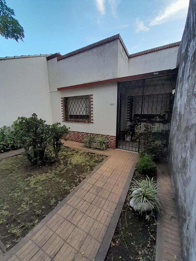 #4893262 | Venta | Casa | Quilmes (Ivana Giménez Operaciones Inmobiliarias)