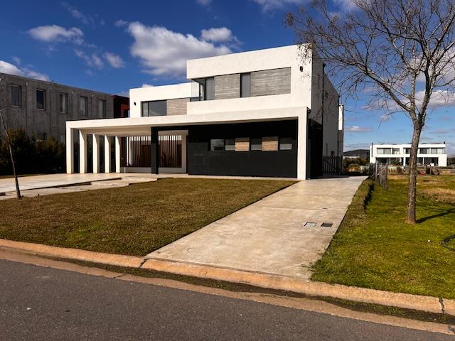 #5395616 | Venta | Casa | Puertos del Lago (Adriana Rios)