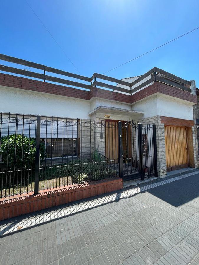 #4323536 | Venta | Casa | Banfield (B&B Bonatti • Barretta Brokers)