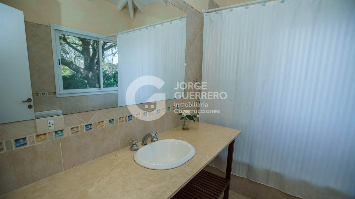 #724198 | Alquiler | Casa | Carilo (Jorge Guerrero Inmobiliaria Construcciones)