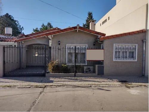 #3726407 | Venta | Casa | Castelar (Claudio Pramparo Estudio Inmobiliario)