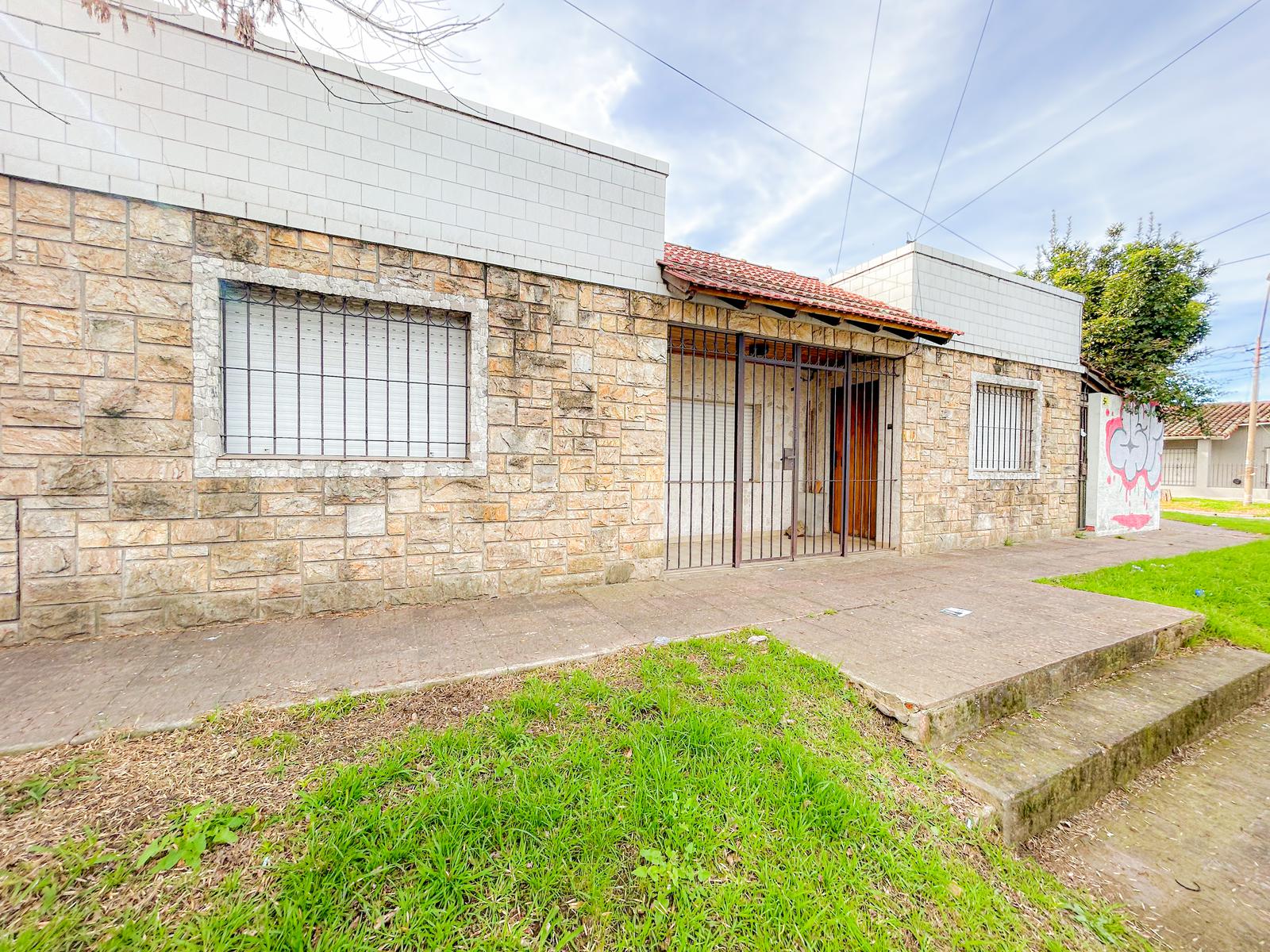 #4413438 | Sale | House | Castelar Sur (Juvino Negocios Inmobilarios)