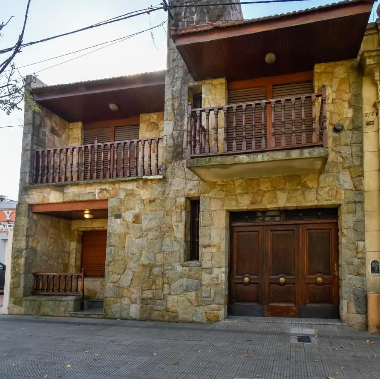 #2303113 | Venta | Casa | La Plata (Estudio Yacoub)