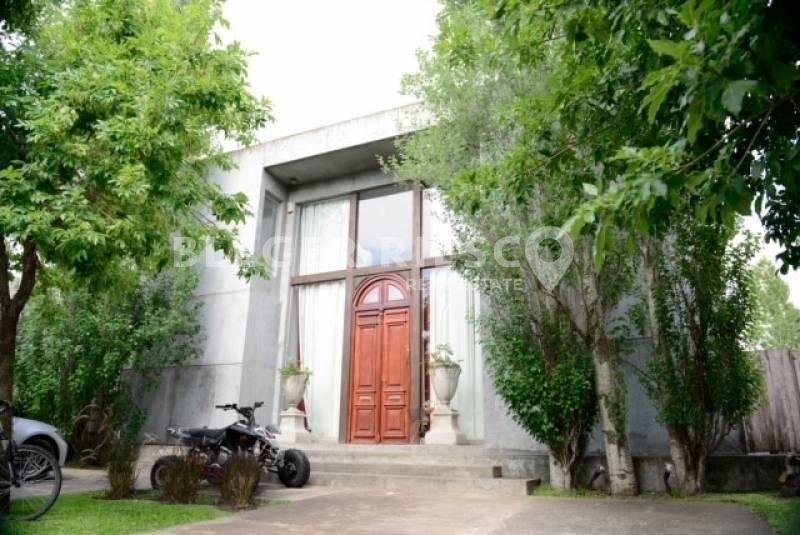 #1362459 | Venta | Casa | Argentina (Bleger-Riesco Real State)