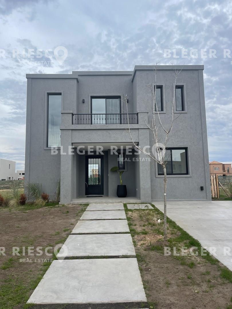 #2211468 | Venta | Casa | Las Araucarias (Bleger-Riesco Real State)