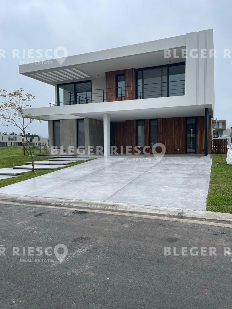 #4928989 | Sale | House | El Yacht (Bleger-Riesco Real State)