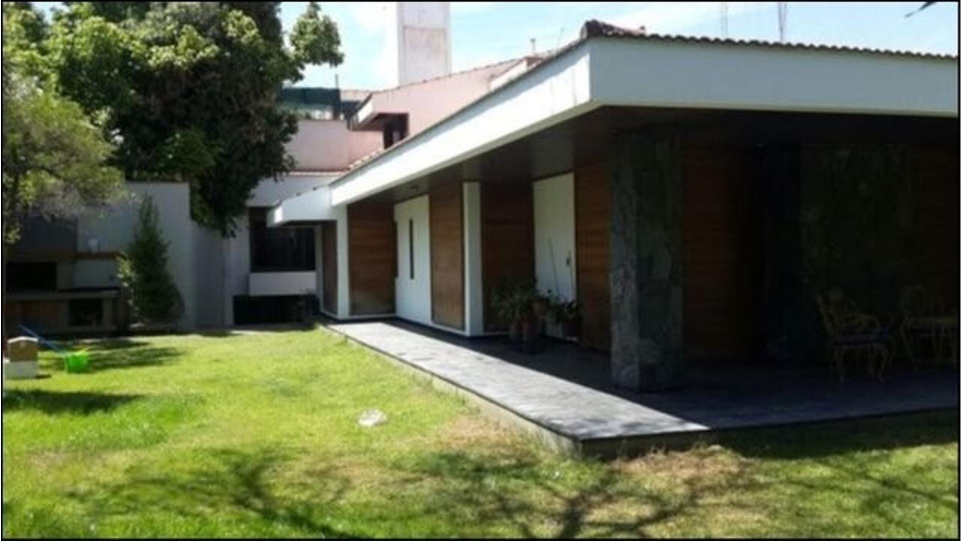 #1013736 | Venta | Casa | Chacras De Coria (Rivarola Agostini Servicios Inmobiliarios)