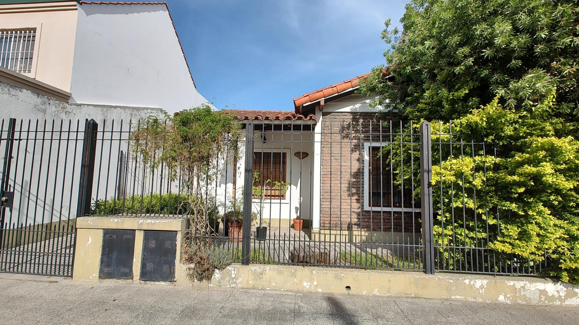 #3643022 | Venta | Casa | Lomas De Zamora (Estudio Inmobiliario Di Paola)