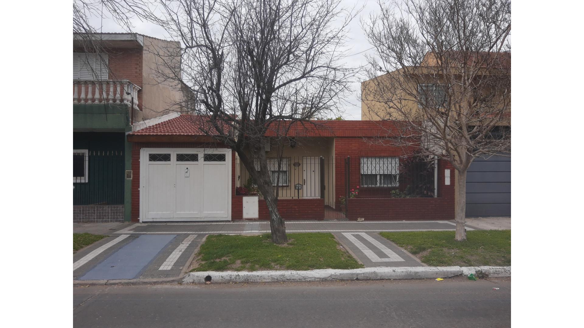 #4392526 | Venta | Casa | Lomas De Zamora (Inmobiliaria Raul Candel)