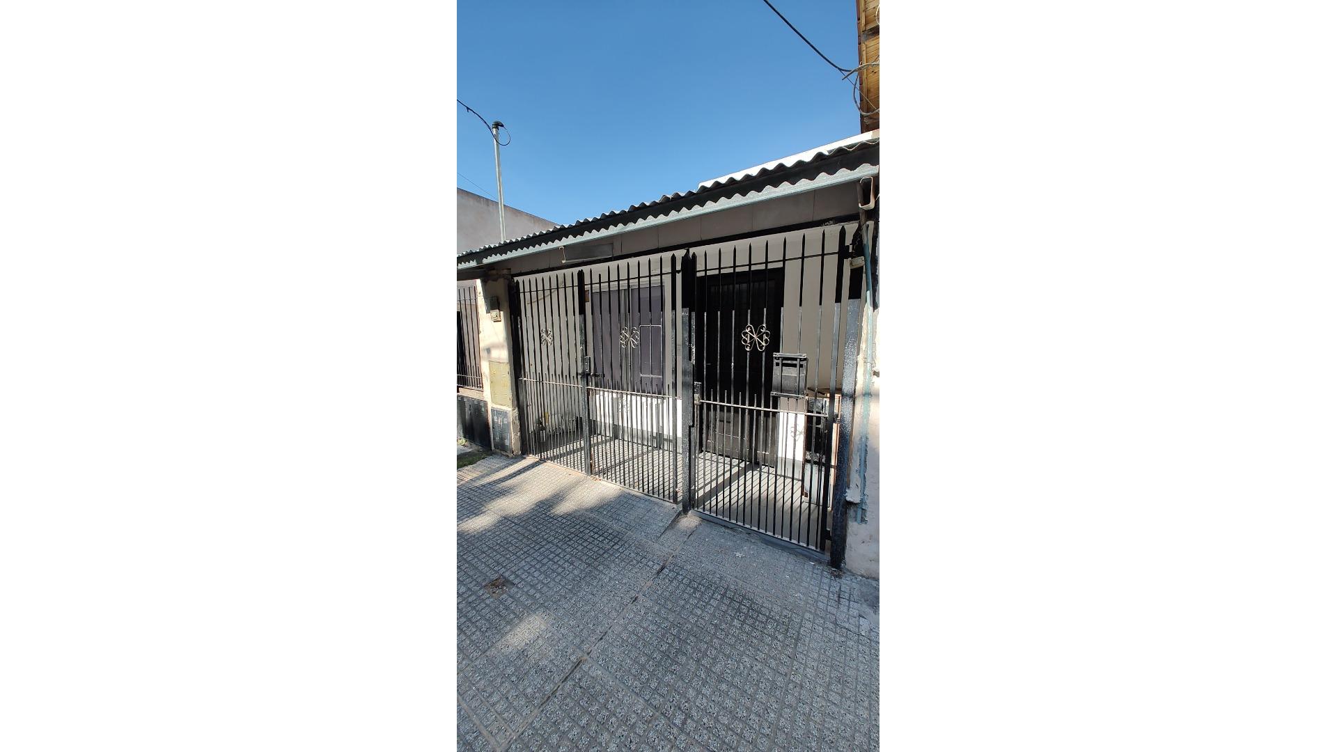 #4949858 | Alquiler | PH | Lomas De Zamora (Estudio Inmobiliario Di Paola)