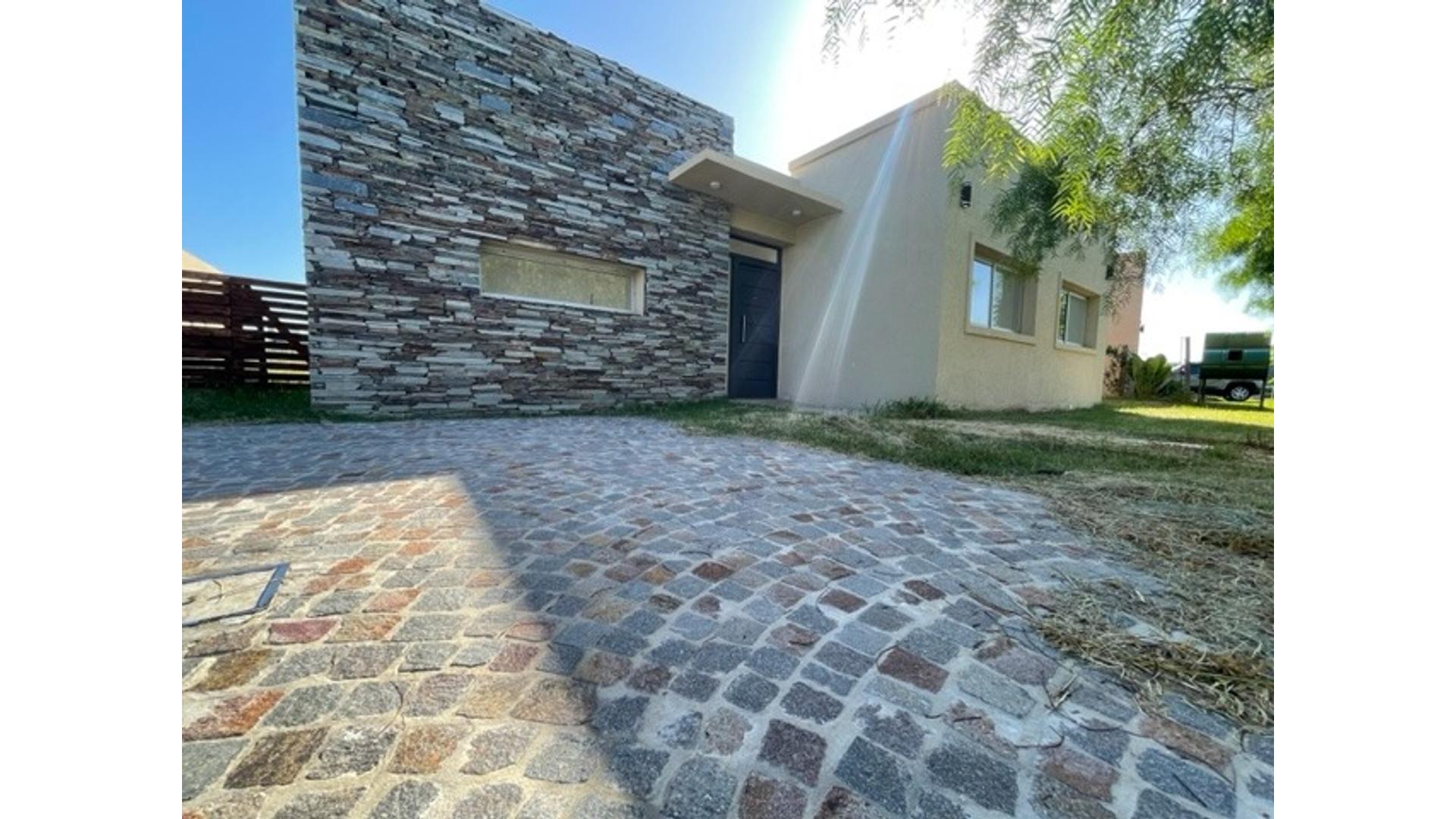 #5331942 | Venta | Casa | Pilar (Raquel Moreno Propiedades)