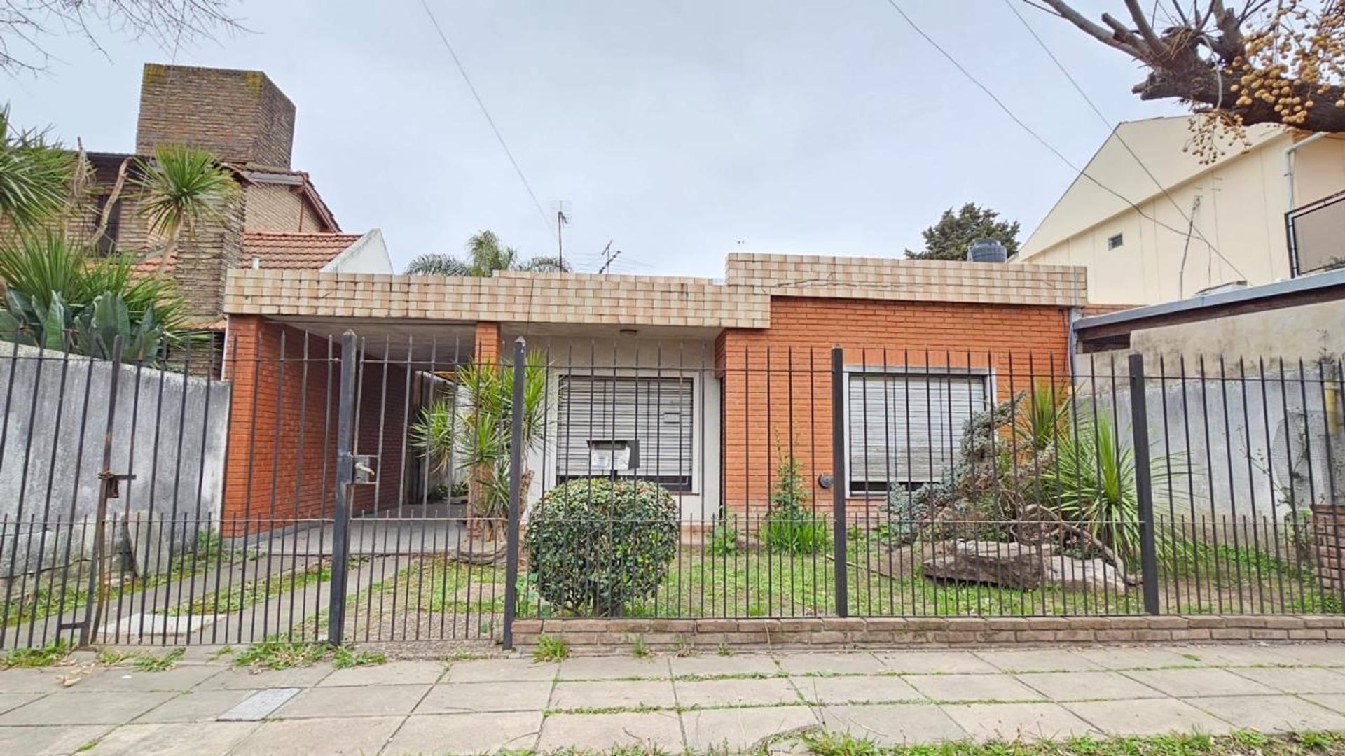 #5377219 | Venta | Casa | Moron (Fabiana M. Tripe Inmuebles)