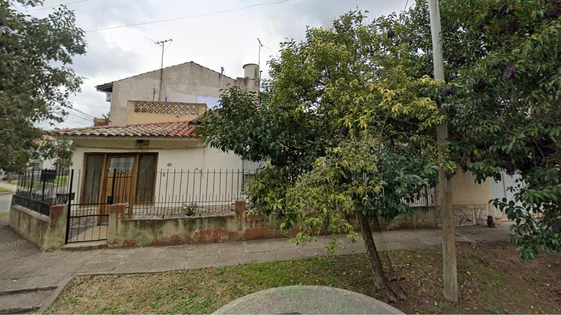 #5377855 | Venta | Casa | Hurlingham (Argenio Y Asociados Inmobiliarios)