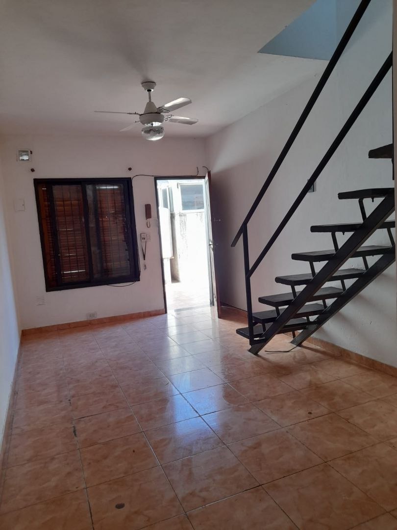 #2542962 | Alquiler | PH | Lomas Del Mirador (Inmobiliaria Maccaroni - Estudio Integral)