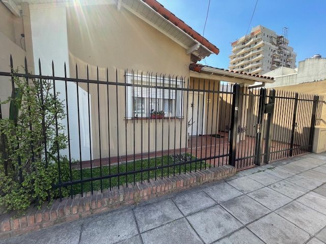 #5490056 | Venta | Casa | Caseros (Melanie Cattozzo Negocios Inmobiliarios)